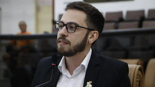Câmara de Jacareí suspende mandato do vereador Gabriel Belém por uma sessão