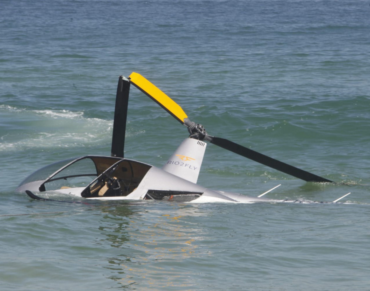 Helicóptero cai no mar da Barra da Tijuca e mobiliza equipes de resgate